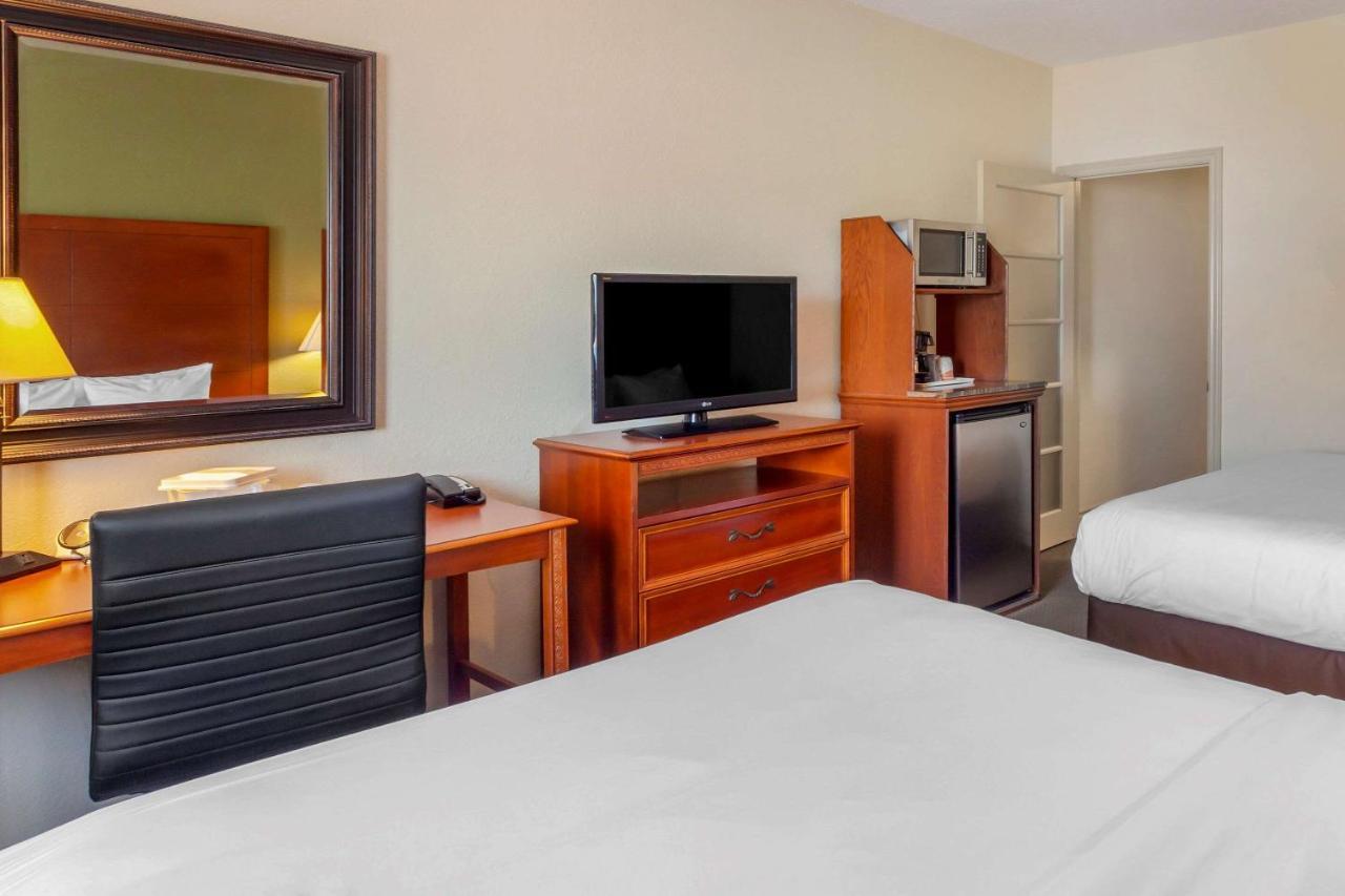 Comfort Inn & Suites Thousand Islands Harbour District Gananoque Buitenkant foto