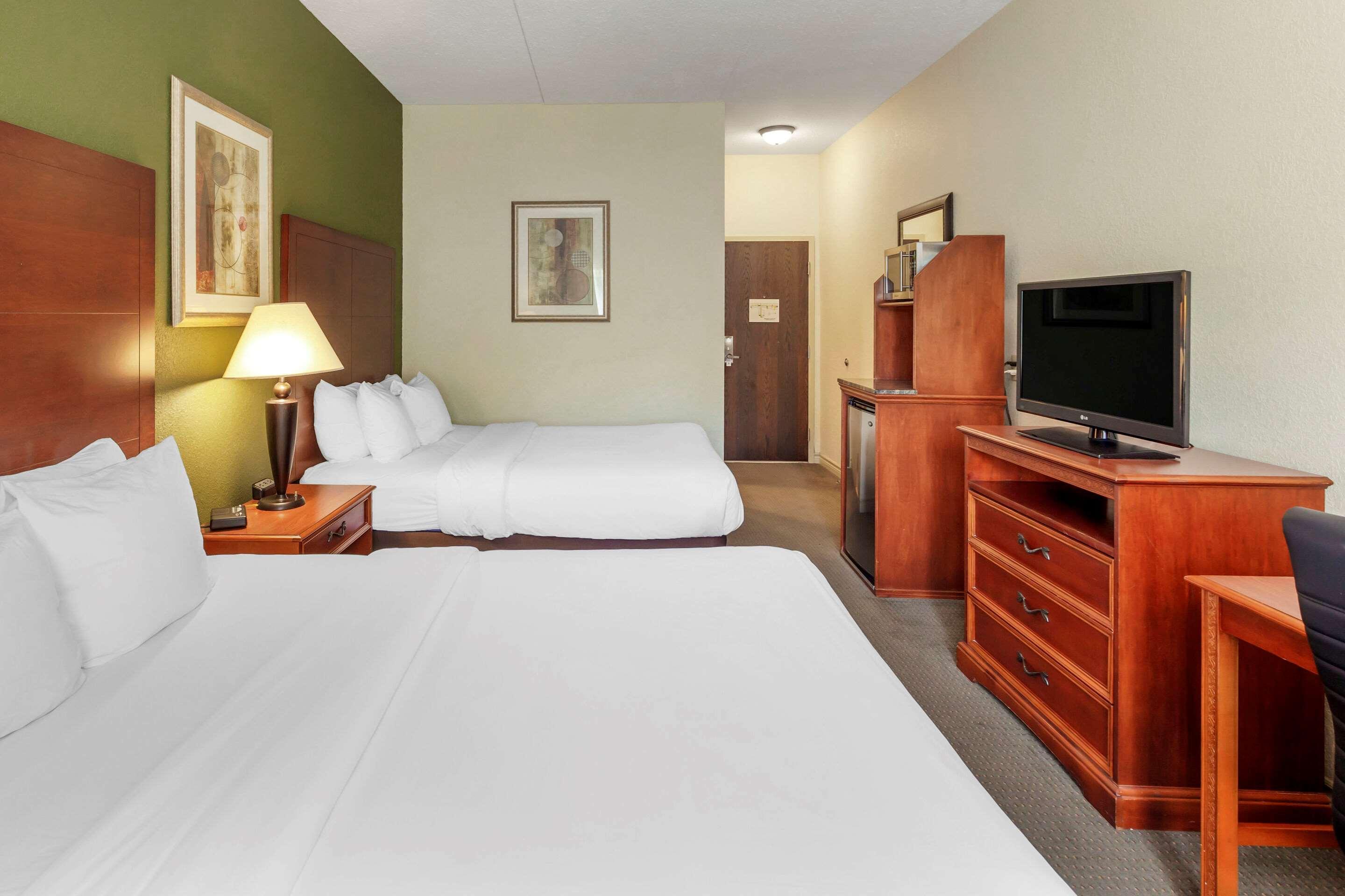 Comfort Inn & Suites Thousand Islands Harbour District Gananoque Buitenkant foto
